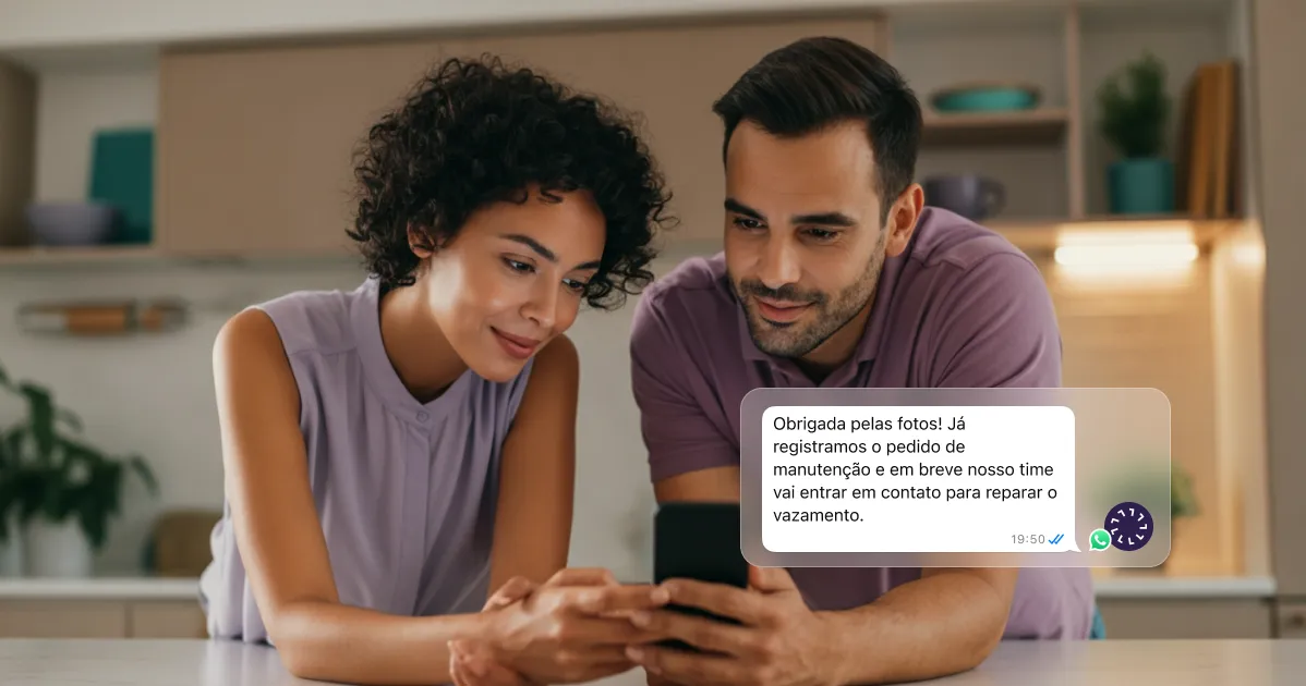 Casal analisa o celular na cozinha; mensagem automatizada confirma registro de manutenção