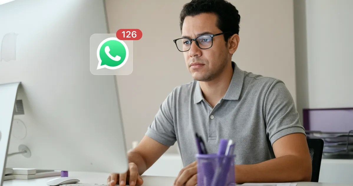 Corretor olha para o monitor com balão do WhatsApp mostrando 126 mensagens não lidas
