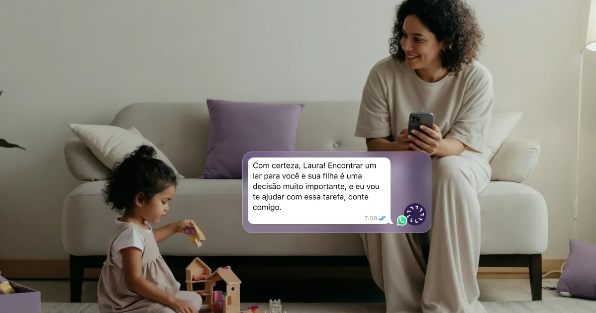Assistente de IA no WhatsApp orienta mãe na escolha de imóvel enquanto ela brinca com a filha na sala de estar