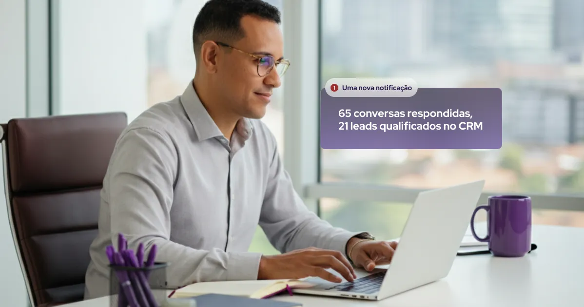 Gestor imobiliário no laptop recebe alerta: 65 conversas respondidas e 21 leads qualificados no CRM por automação de IA
