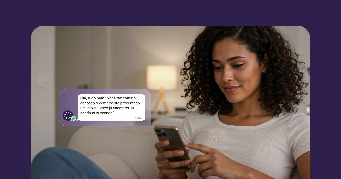 Mulher lendo no celular uma mensagem personalizada da Lais perguntando sobre o interesse atual na busca de imóveis