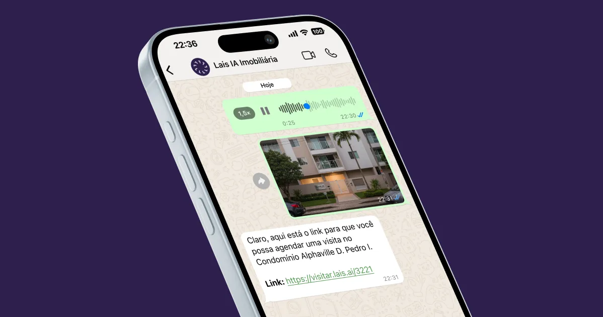 Celular exibindo uma conversa pelo WhatsApp com a IA da imobiliária, mostrando envio de informações sobre imóveis